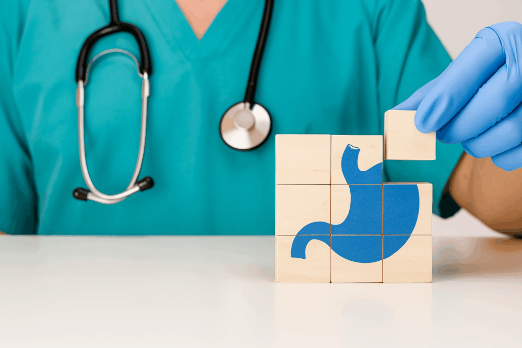 Mãos de médico montando um quebra-cabeça de blocos com ilustração de estômago, representando a saúde digestiva e gastroenterologia.