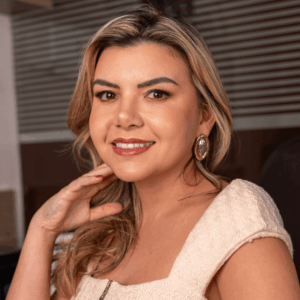 Dra. Ivia Brilhante sorrindo, em foto profissional, transmitindo empatia e acolhimento.